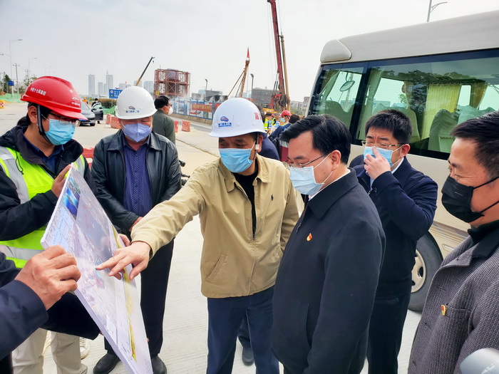 0212【工程公司】省委常委、市委書(shū)記胡昌升一行調研第二東通道工程復工、防疫工作_調整大小.jpg